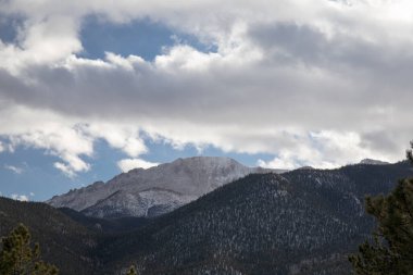 Colorado 'nun Rocky Dağları' nda kar yağışı var. Mavi gökyüzü, ağır bulutlar, yatay görünüm.