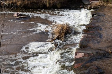 Küçük şelaleli akarsu, köpüklü dere suyu, kış manzarası, yatay görünümü