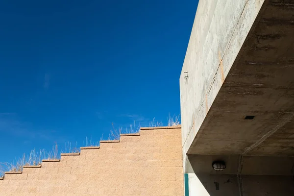 Betonüberführung Mit Stufenblockwand Und Getrockneten Gräsern Vor Blauem Himmel Horizontaler — Stockfoto