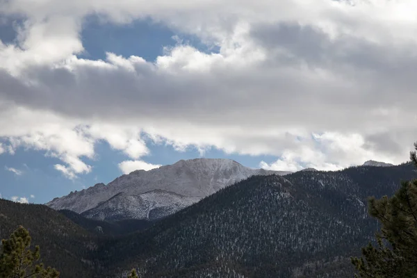 Snöfall Klippiga Bergen Colorado Usa Blå Himmel Med Tunga Moln — Stockfoto