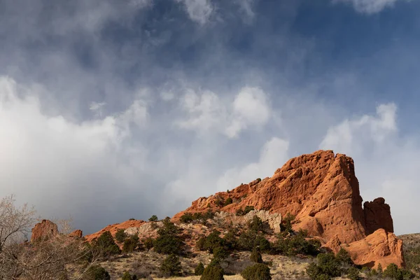 Vinterstorm Närmar Sig Från Bakom Ett Massivt Berg Apelsinsten Med — Stockfoto
