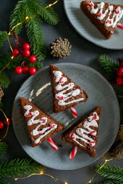 크리스마스 단풍나무는 초콜릿 브라우니로 크리스마스맛있는 음식이야 크리스마스 디저트로 아이들에게 아이디어죠 — 스톡 사진