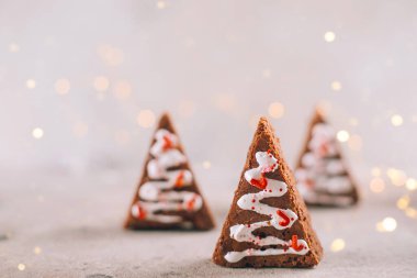 Minimum Noel kartı. Işıklı arka planda Noel ağaçları ve çelenk ışıkları. Yemek Noel konsepti. Boşluğu kopyala