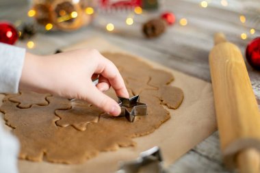 Noel için zencefilli kurabiye hazırlığı. Çiğ hamur, kurabiye kesme ve tatil dekorasyonu.