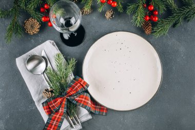 Mavi masada Noel masası. Beyaz tabak ve gümüş çatal bıçak. Bayram dekoru. Düz konum, dekoratif masanın üst görünümü