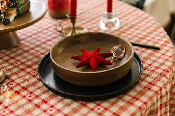 Ξύλινο Πιάτο Κόκκινο Στολίδι Χριστουγέννων Διακοσμημένο Τραπέζι Για Χριστούγεννα Κόμμα — Φωτογραφία Αρχείου