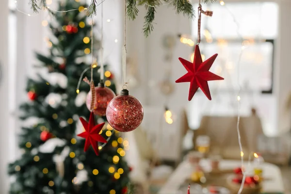 Κόκκινα Χριστουγεννιάτικα Στολίδια Πάνω Από Τραπέζι Και Χριστουγεννιάτικο Δέντρο Στο — Φωτογραφία Αρχείου