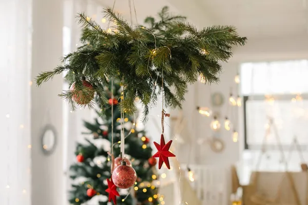Rami Abete Rosso Con Ornamenti Natalizi Sopra Tavola Albero Natale — Foto Stock
