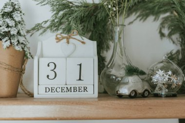 Evim güzel evim. Mutfaktaki ahşap raf 31 Aralık tarihli ve şenlikli Noel dekorlu..