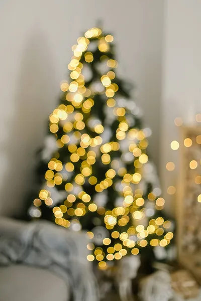 Χριστούγεννα Θολή Φόντο Γίνεται Διακοσμημένο Έλατο Νέο Έτος Δέντρο Θολή — Φωτογραφία Αρχείου