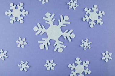 Arka planda beyaz kar taneleri. 2022 yılının rengi, veri peri. Noel, yeni yıl tatili konsepti, üst manzara, düz yatak