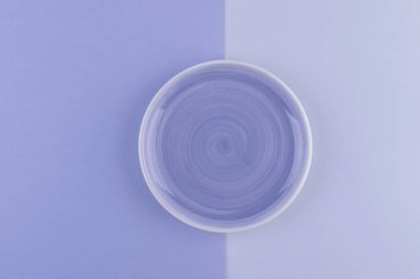 2022 yılının renkleri, çok peti. Mavi arka planda plaka. Renkli moda konsepti. Üst görünüm, alanı kopyala
