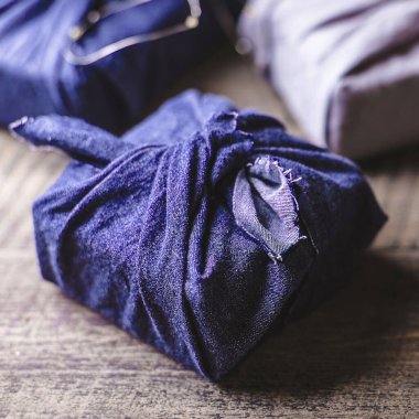 Geleneksel Japon Furoshiki tarzında çevre dostu kumaş yeniden kullanılabilir hediye kutusu. Sonraki yılın rengi 2022, çok peri.