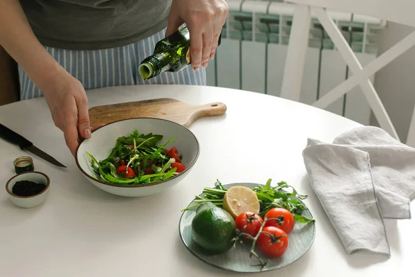 Mujer Preparando Ensalada Verduras Con Tomate Cocina Ensalada Vegana Comida — Foto de Stock