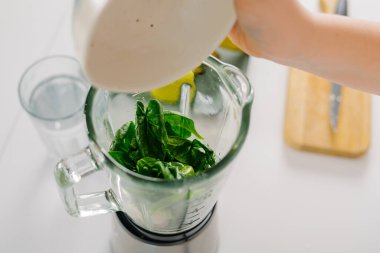 Blender ile yeşil detoks smoothie hazırlama işlemi. Vejetaryen içkileri. Dikkatli yemek kavramı