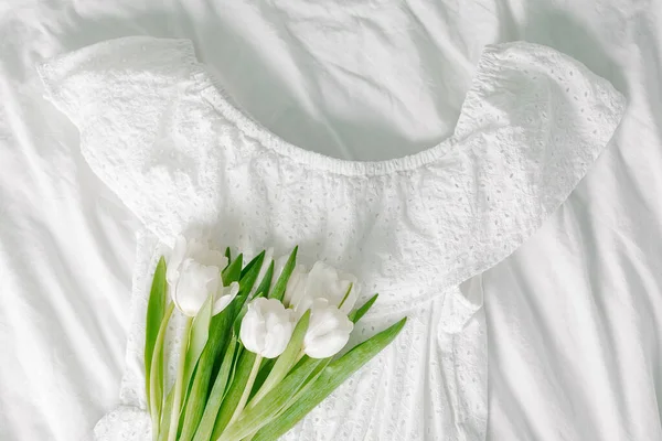 Λευκό Βαμβακερό Καλοκαιρινό Φόρεμα Και Μπουκέτο Τουλίπες Στο Πάνω Μέρος — Φωτογραφία Αρχείου