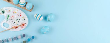 Paskalya Tatili için hazırlık. Mavi boyalı Paskalya yumurtalarının olduğu düz bir kompozisyon. Üst görünüm, boşluğu kopyala. Tasarım için uzun pankart, web sayfası