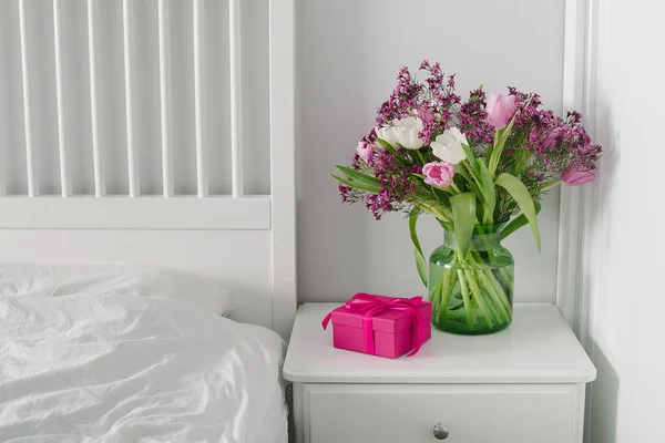 Pink Box Present Vase Spring Flowers Bedtable Bed Scandinavian Interior — Stock Photo, Image