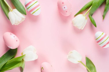 Pembe arka planda boyanmış Paskalya yumurtalarının olduğu düz kompozisyon. Mesaj için yer. Üst Manzara. Paskalya tatili konsepti