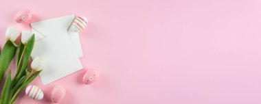 Paskalya Bayrağı. Paskalya yumurtaları, boş kart ve bahar laleleri. Model konsepti. Tasarım için uzun pankart, web sayfası