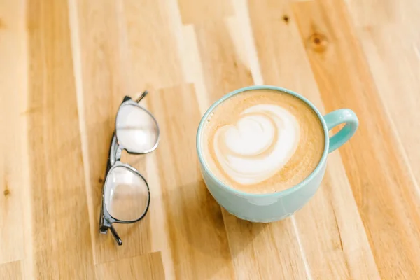 Taza Café Capuchino Anteojos Sobre Mesa Madera —  Fotos de Stock