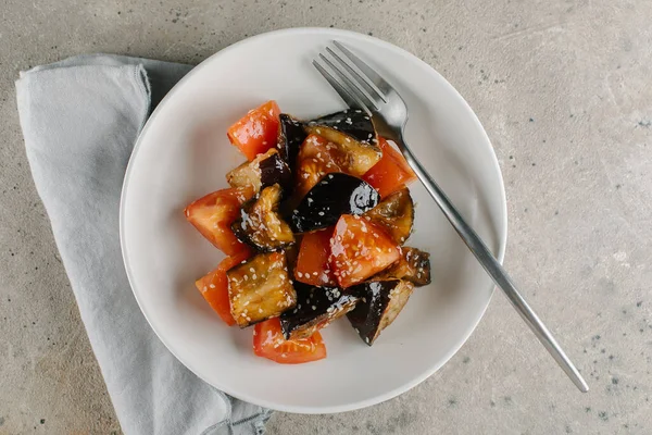 Vista Superior Ensalada Saludable Con Berenjena Tomate Semillas Sésamo Salsa —  Fotos de Stock