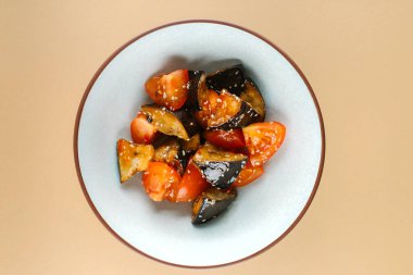 Patlıcanlı Asya salatası, domates, susam tohumu ve tatlı sos. Üst görünüm.