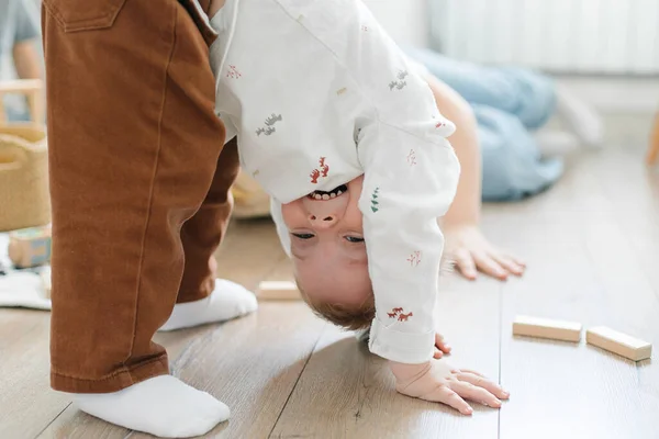 Παιδιά Παίζουν Στο Πάτωμα Του Παιδικού Δωματίου Μικρός Αδερφός Διασκεδάζει — Φωτογραφία Αρχείου