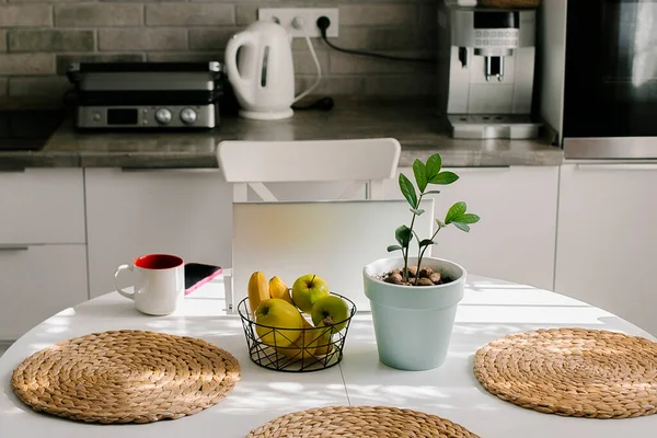 Spazio Lavoro Con Computer Portatile Tazza Caffè Impianto Domestico Cucina — Foto Stock