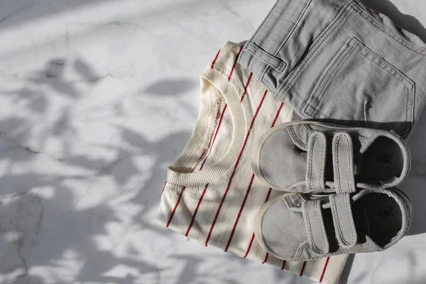 Стильне Вбрання Малюка Взуттям Мармуровому Тлі Копіювати Простір Фон Тіні — стокове фото