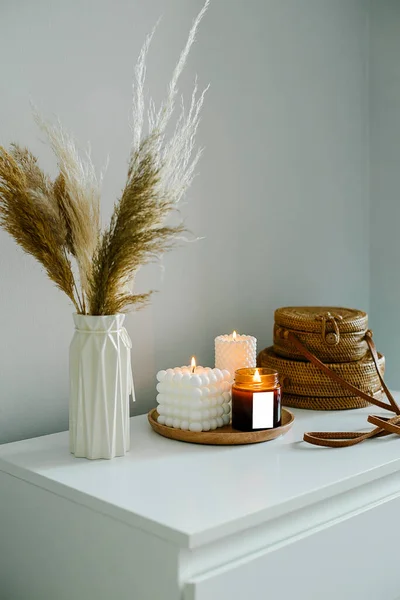 Home Interior Decor Beige Neutral Colors White Dresser Dried Flowers — Stockfoto