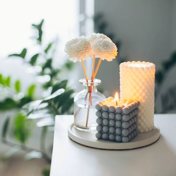 Zwei Trendige Brennende Kerzen Und Ein Duftdiffusor Auf Dem Tisch — Stockfoto