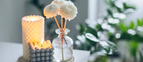 Duftdiffusor Und Brennende Kerzen Auf Dem Nachttisch Schlafzimmer Innenraumelemente Banner — Stockfoto