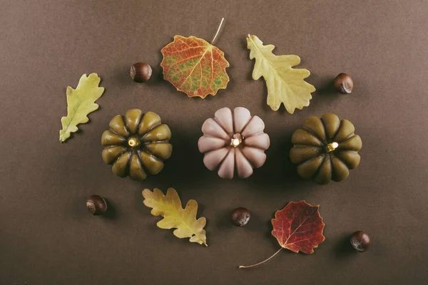 Vela Ardiente Forma Calabazas Aututmn Hojas Otoño Sobre Fondo Marrón —  Fotos de Stock