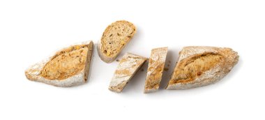 Ev yapımı kahverengi ekmek dilimleri izole edildi. Fasulye, bezelye, keten ve beyaz arka planda keten tohumu içeren organik tahıl ekmeği.