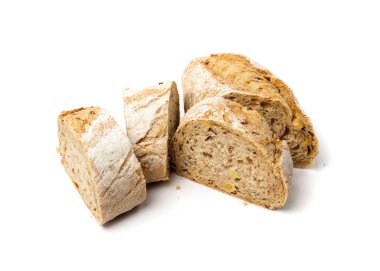 Ev yapımı kahverengi ekmek dilimleri izole edildi. Fasulye, bezelye, keten ve beyaz arka planda keten tohumu içeren organik tahıl ekmeği.