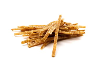 Kurutulmuş balık çubukları izole edilmiş. Kuru tuzlu deniz ürünleri, hake stok balığı, küçük susuz pollock parçaları, bira aperatifleri, beyaz arka planda kurutulmuş balık filetosu.