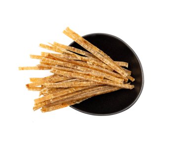 Kurutulmuş balık çubukları izole edilmiş. Kuru tuzlu deniz ürünleri, hake stok balığı, küçük susuz pollock parçaları, bira aperatifleri, beyaz arka planda kurutulmuş balık filetosu.