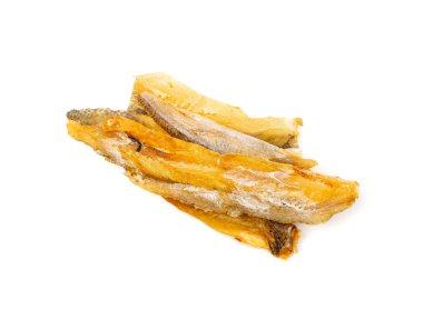 Kurutulmuş balık çubukları izole edilmiş. Kuru tuzlu deniz ürünleri, hake stok balığı, küçük susuz pollock parçaları, bira aperatifleri, beyaz arka planda kurutulmuş balık filetosu.