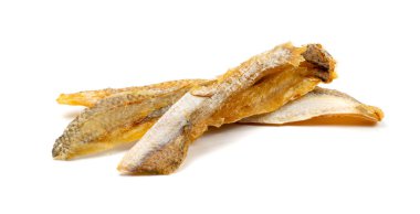 Kurutulmuş balık çubukları izole edilmiş. Kuru tuzlu deniz ürünleri, hake stok balığı, küçük susuz pollock parçaları, bira aperatifleri, beyaz arka planda kurutulmuş balık filetosu.