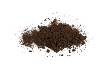 Döllenmiş kuru toprak izole edilmiş. Kurumuş toprak yığını, gübre toprağı, kurak toprak, beyaz arka planda doğal kara toprak dokusu.