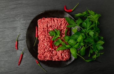 Siyah arka planda kıymalı et. Taze bufalo filetosu, pişmemiş kırmızı kıyma, çiğ dana eti, kıymalı komedi.