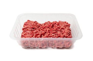 Plastik konteynırda kıyma var. Taze bufalo filetosu, pişmemiş kırmızı kıyma, çiğ dana eti, beyaz arka planda kıymalı komedi eti.