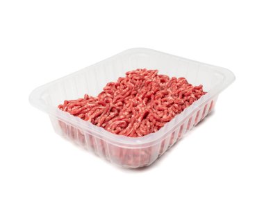 Plastik konteynırda kıyma var. Taze bufalo filetosu, pişmemiş kırmızı kıyma, çiğ dana eti, beyaz arka planda kıymalı komedi eti.