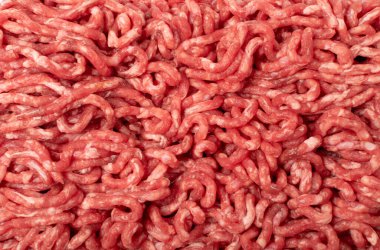 Et kıyma dokusu arka planda. Taze dana filetosu, pişmemiş kıyma, çiğ et, komedi eti üst görünümü.