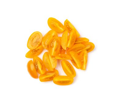 Sarı erik domates parçaları izole edilmiş. Taze vişneli domates dilimleri, beyaz arka planda mini organik kokteyl domatesleri.