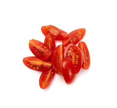 Uzun erik domatesleri ve dilimler izole edilmiş. Taze küçük vişneli domatesler, beyaz arka planda küçük organik kokteyl dilimleri.