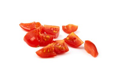 Doğranmış erik domates grubu izole edildi. Taze vişneli domates parçaları, beyaz arka planda dilimlenmiş kokteyl domatesleri.