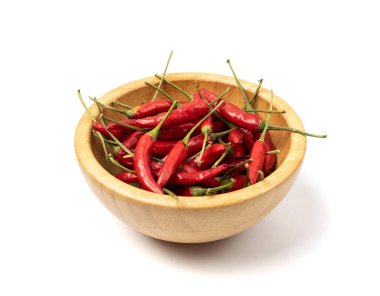 Küçük Red Hot Chili Peppers izole edildi. Ahşap kâse üzerine baharatlı biber yığını ambalaj reklamı, Hint menüsü, doğu yemeği tasarımı.