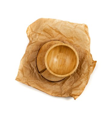 Boş ahşap kase beyaz arka planda izole edilmiş. Kırsal mutfak, ağaç kesimi ve el işi kağıtlarıyla maket yapıyor.